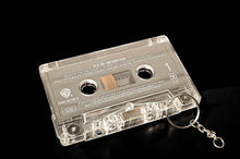 Carica l'immagine nel visualizzatore di Gallery, Cassetta portachiavi (Talking Heads, The Cure, Sigue Sigue Sputnik, Battiato, Battisti, De Andrè, R.E.M., Europe & blank tapes). Serie limitata