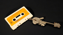 Carica l'immagine nel visualizzatore di Gallery, Cassetta portachiavi (Talking Heads, The Cure, Sigue Sigue Sputnik, Battiato, Battisti, De Andrè, R.E.M., Europe & blank tapes). Serie limitata