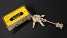 Carica l'immagine nel visualizzatore di Gallery, Cassetta portachiavi (Talking Heads, The Cure, Sigue Sigue Sputnik, Battiato, Battisti, De Andrè, R.E.M., Europe & blank tapes). Serie limitata