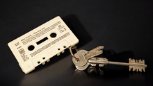 Carica l'immagine nel visualizzatore di Gallery, Cassetta portachiavi (Talking Heads, The Cure, Sigue Sigue Sputnik, Battiato, Battisti, De Andrè, R.E.M., Europe & blank tapes). Serie limitata