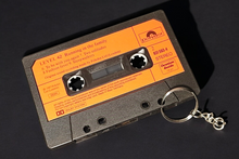 Carica l'immagine nel visualizzatore di Gallery, Cassetta portachiavi (Talking Heads, The Cure, Sigue Sigue Sputnik, Battiato, Battisti, De Andrè, R.E.M., Europe & blank tapes). Serie limitata