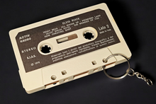 Carica l'immagine nel visualizzatore di Gallery, Cassetta portachiavi (Talking Heads, The Cure, Sigue Sigue Sputnik, Battiato, Battisti, De Andrè, R.E.M., Europe & blank tapes). Serie limitata