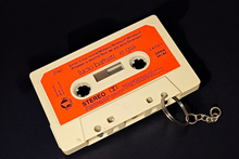 Carica l'immagine nel visualizzatore di Gallery, Cassetta portachiavi (Talking Heads, The Cure, Sigue Sigue Sputnik, Battiato, Battisti, De Andrè, R.E.M., Europe & blank tapes). Serie limitata