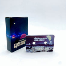 Carica l&#39;immagine nel visualizzatore di Gallery, Giuliano Sorgini: &quot;Elettronica Spaziale&quot; &amp; &quot;Suspense spaziale&quot; (uscita fisica esclusivamente in musicassetta) Box set con musicassetta, poster e bundle con shopper
