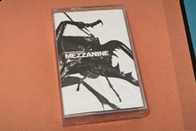 Charger l'image dans la galerie, Massive Attack - "Mezzanine" (Original 1998 pressing, SEALED, RARE)
